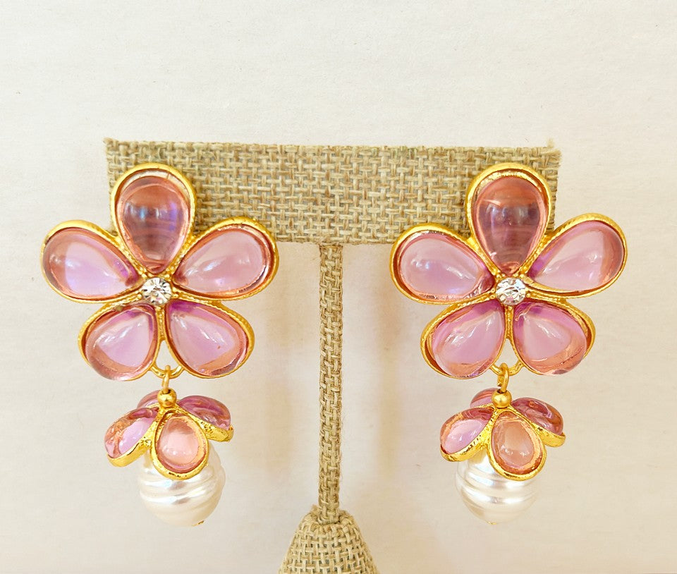 Everyday - Beautiful flower style design pierced earrings.