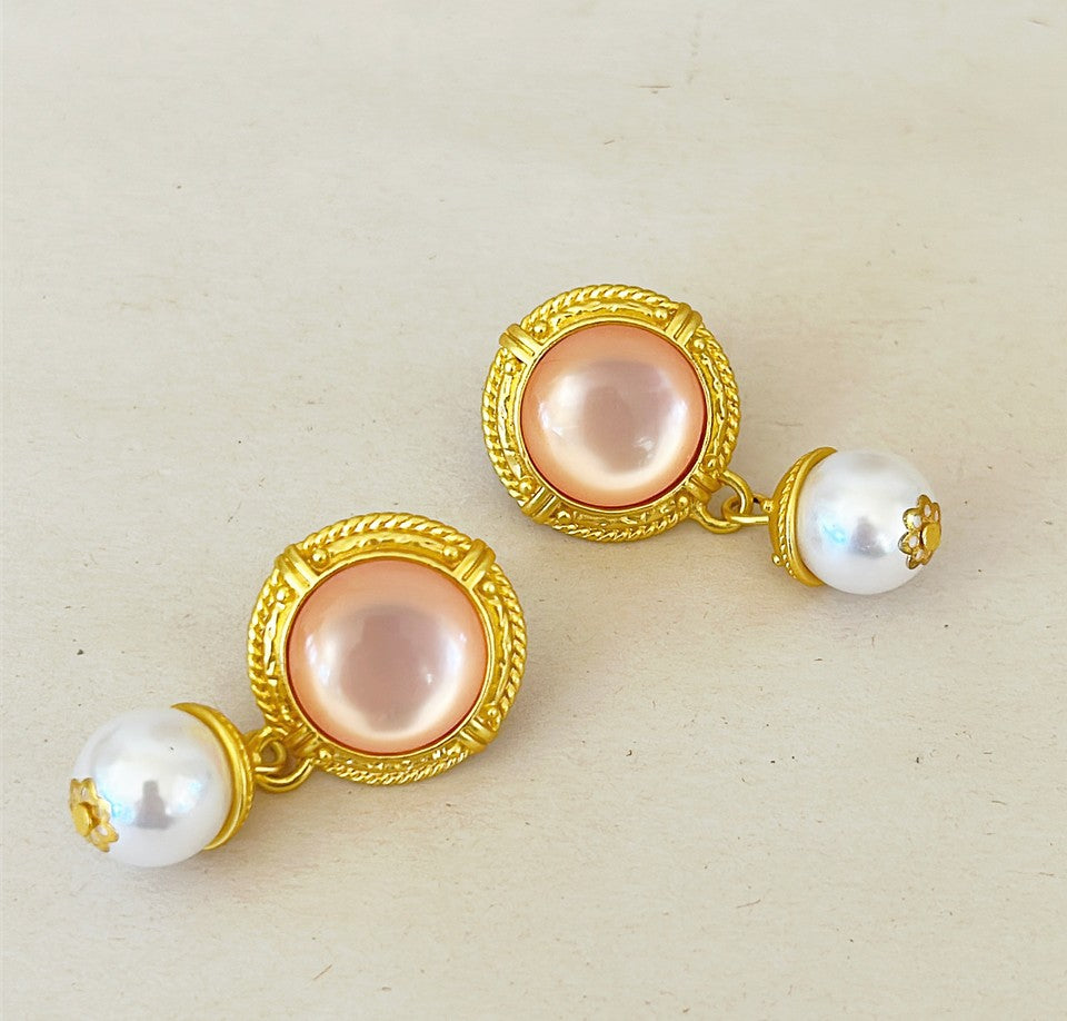 Pretty faux pearl dancing style earrings.