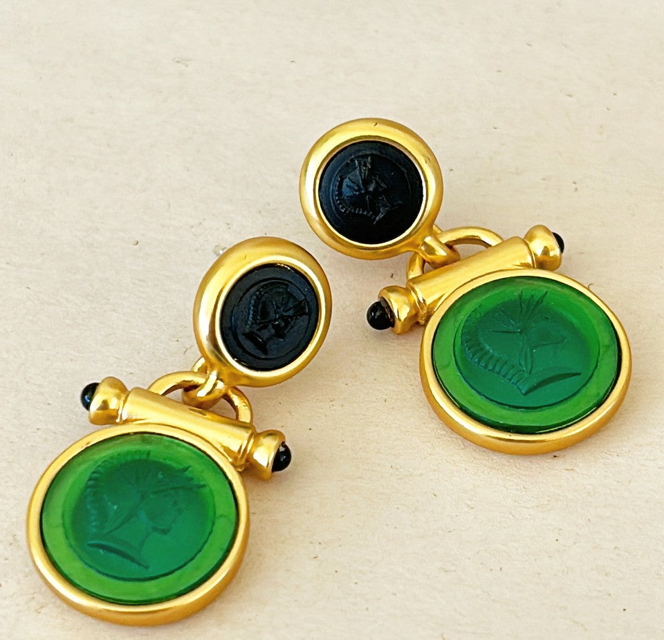 Sophisticated style pierced earrings.